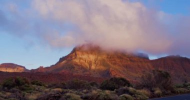 Tenerife 'deki Pico Viejo ve Teide volkanlarının üzerindeki mercek bulutu. Volkan görülemez çünkü merceksi bulutun içinde. Buna 
