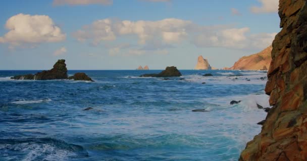Fale Rozbijają Się Skałach Błękitnym Oceanie Fale Morskie Pięknej Plaży — Wideo stockowe