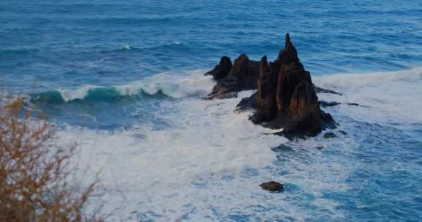 Большие Волны Врезаются Черные Вулканические Скалы Отдаленном Берегу Острова Тенерифе — стоковое видео