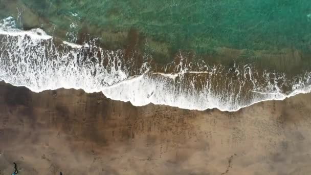 Вид Сверху Вниз Черного Вулканического Песчаного Пляжа Playa Los Guios — стоковое видео