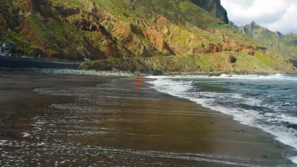 晨练时 空气新鲜 沿着海浪和山水慢跑 在平静的海滨进行训练的女人 Tenerife加那利群岛西班牙欧洲空中无人驾驶飞机飞行 — 图库视频影像