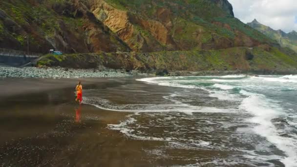 Young Woman Running Ocean Mountain Background Morning Light Summer Concept — Vídeo de Stock