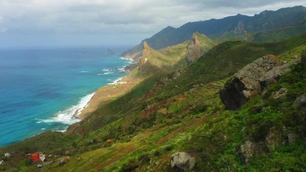 Luftaufnahme Des Felsens Roque Las Animas Anaga Gebirge Nordküste Teneriffas — Stockvideo