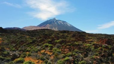 Güneşli bir günde, National Park, Tenerife, İspanya 'nın Kanarya Adaları' nda karla kaplı ünlü Pico del Teide volkan zirvesi ile benzersiz kaya oluşumlarının hava görüntüsü. İHA uçuşu.