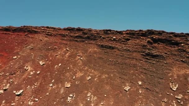 史诗般的无人驾驶飞机在火山口内飞行 名为卡尔德隆洪多火山 从火山口底部一直升到蓝天 弗尔特文图拉岛西班牙 游客们欣赏熔岩沙漠棕红色的风景 — 图库视频影像