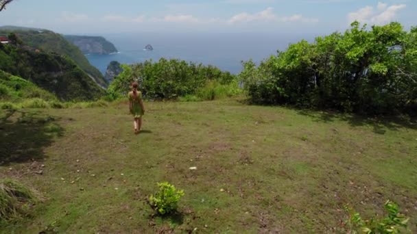 Young Woman Dress Walking Barefoot Cliff Shoreline Tourist Walking Rocky — Video Stock