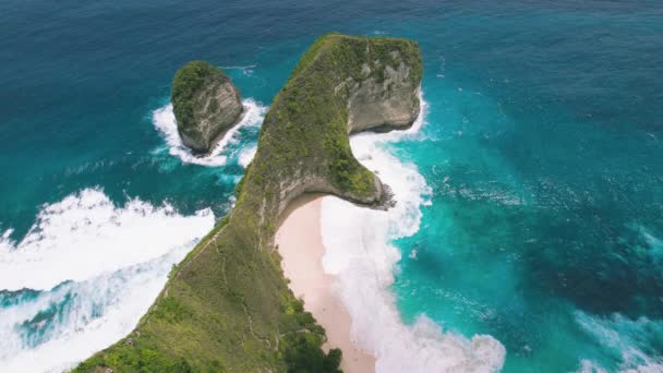 Kelingking Sandy Beach Tall Overgrown Rocky Cliff Nusa Penida Island — Stockvideo