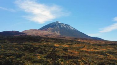 İspanya 'nın en yüksek noktası Tenerife Adası Ulusal Parkı' ndaki volkan Teide 'dir. Antik kraterin zirvesinin havadan görünüşü. Issız volkanik arazinin yüzeyinde insansız hava aracı uçuşu. Şaşırtıcı doğa.
