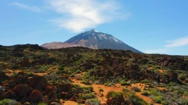 Güneşli bir günde, National Park, Tenerife, İspanya 'nın Kanarya Adaları' nda karla kaplı ünlü Pico del Teide volkan zirvesi ile benzersiz kaya oluşumlarının hava görüntüsü. İHA uçuşu.
