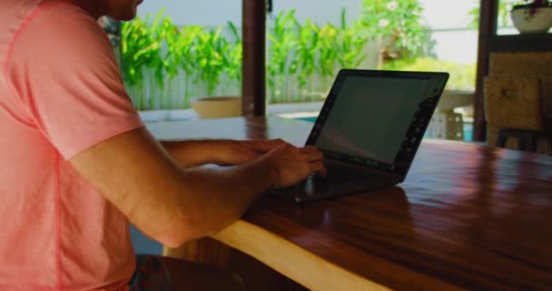 Homem Sentado Quintal Trabalhar Num Portátil Resort Tropical Jovem Profissional — Vídeo de Stock