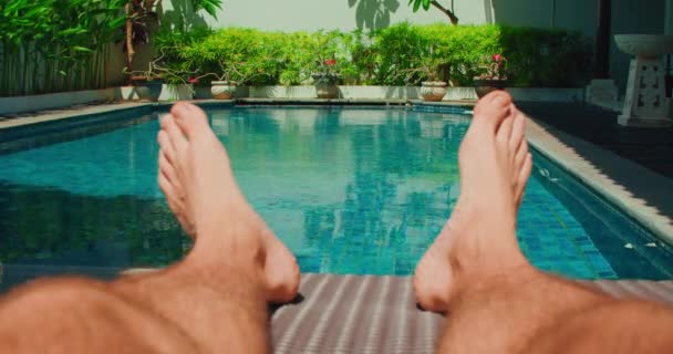 Yüzme Havuzunun Arka Planında Insan Ayakları Tatilde Rahatlamak Koyu Renk — Stok video