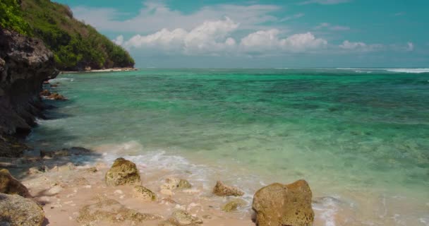 平静的绿松石海浪冲击着巴厘岛绿碗海滩 放松蓝色水泡 热带灌木叶子 慢动作没人 — 图库视频影像