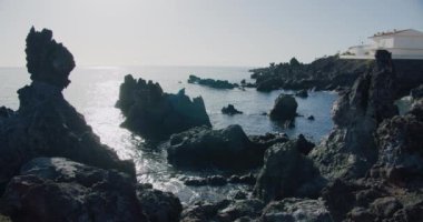 Alcala 'da küçük bir balıkçı köyünde kıyı şeridi. Tenerife. Kanarya Adaları. İspanya. Yüksek kalite 4k görüntü