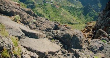 Dağ zirvesinin zirvesinden Masca Vadisi 'nin güzel manzarası. Rocky dağları ön planda. Mirador La Cruz de Hilda