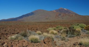 Çöl dağı manzarası ve volkan zirvesi, Pico del Teide Ulusal Parkı, kırsal park. Unesco. Tenerife. Hiç kimse. El kamerasıyla. Yavaş çekim.