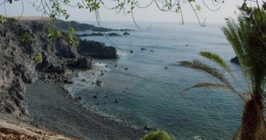 Alcala 'da küçük bir balıkçı köyünde kıyı şeridi. Tenerife. Kanarya Adaları. İspanya. Yüksek kalite 4k görüntü
