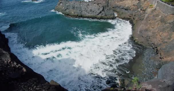 Вулканический Пляж Атлантический Океан Черным Песком Камнями Тенерифе Высококачественные Кадры — стоковое видео