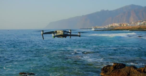 Remote Controlled Unrecognizible Drone Flies Water High Resolution Video Camera — 비디오