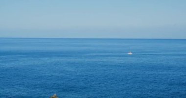 Güneş ışığı anteninde yelkenli yarışı. Açık denizde sakin bir deniz manzarası seyrediyor. Ocean Bay 'de büyük beyaz yelkenli teknesi var. Yazın güneşli bir günde, yalnız gemi denizde yol alır. Sinematik İHA çekimi.