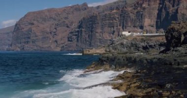 Los Gigantes sahilinden deniz manzarası, günbatımında devlerin uçurumları, Tenerife, Kanarya adaları, İspanya. Yüksek kalite 4k görüntü.