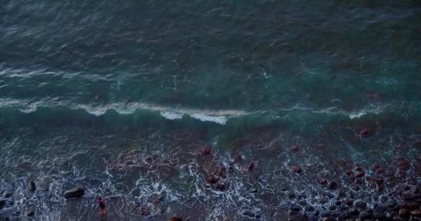 Top View Waves Break Rocks Blue Ocean Sea Waves Beautiful — Video