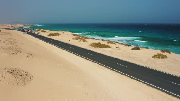 Geschlängelte Asphaltstraße Durch Die Dünen Von Corralejo Fuerteventura Kanarische Inseln — Stockvideo