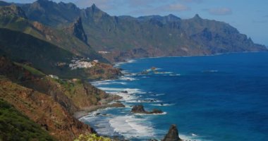 Tenerife 'nin kuzeyindeki kayalık sahil şeridi. Şirin renkli köylü Almaciga plajı, Kanaryalar. İspanya. Seyahat zamanı. Sıcak su, güneşli bir gün ve büyük dalgalar. Kimse..
