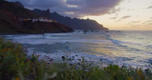 大西洋上の夕日 北テネリフェ島 アルマチガ黒砂のビーチや村 前景の植生 高画質映像 — ストック動画