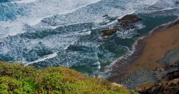 Rochers Dans Mer Vagues Océan Atlantique Formations Rocheuses Géantes Arrière — Video