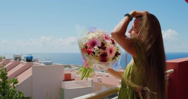 Красивая Молодая Женщина Букетом Цветов Балконе Привлекательная Блондинка Смотрит Цветы — стоковое видео