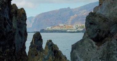 Charco del Diablo ya da Atlantik Okyanusu 'nun doğal havuzu kara volkanik kaya taşlarını yıkıyor. Ön plandaki cahil kayalar. Kimse..