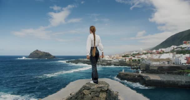 ブロンドの髪の女性は 彼女の背中のカメラには スローモーションで立っている 孤独な少女は海で時間を過ごす 若い女性のレジャー — ストック動画