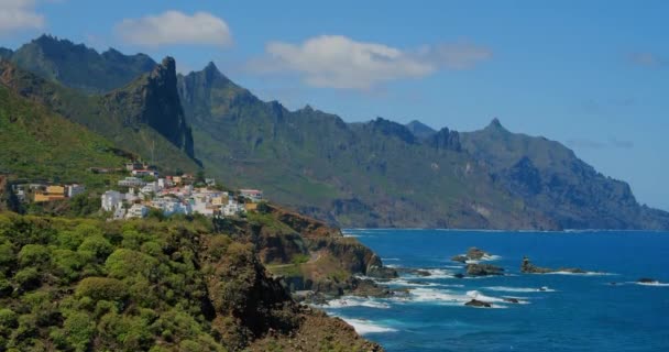Kayalık Sahil Tenerife Nin Kuzeyindeki Dağ Kıyısı Şirin Renkli Köylü — Stok video