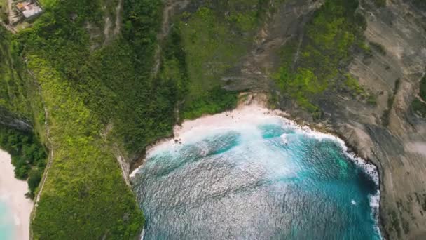 ケリンキングビーチのターコイズブルーの海の水と熱帯岩ヌサペニダ島バリインドネシア 夏の海 海と崖 有名な観光地 目的地 — ストック動画