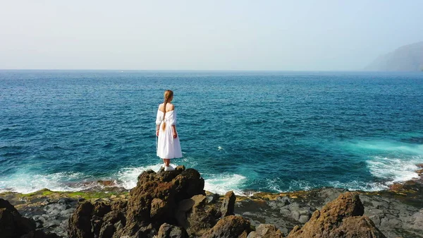 Mulher Turística Vestido Vintage Branco Relaxante Praia Negra Vulcânica Rochosa Imagem De Stock