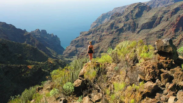 Vrouw Bergen Concept Van Vrijheid Succes Schilderachtig Landschap Tenerife Rechtenvrije Stockafbeeldingen
