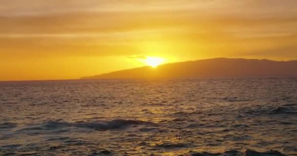 Sea Surface Small Waves Golden Sunset Sky Sun Sets Island — Vídeo de Stock