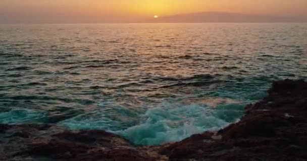 Ocean Waves Splash Rocky Beach Sunset Solar Disk Horizont Island — Vídeo de Stock