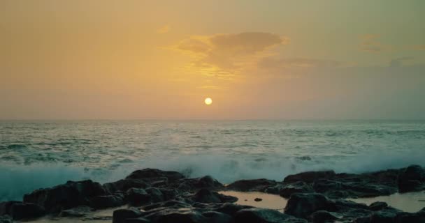 Water Surface Orange Color Sunset Background Rolling Ocean Wave Slamming — Vídeo de Stock