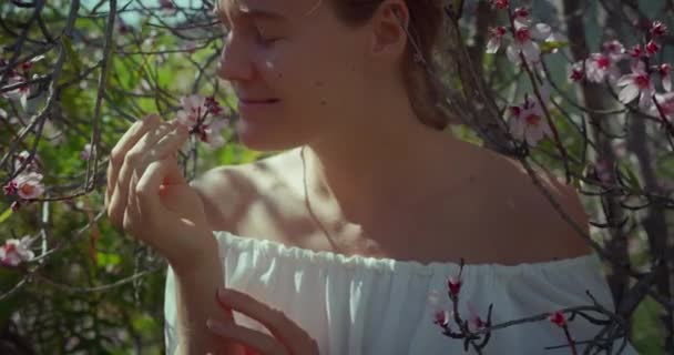 Naturlig Skönhet Ung Kvinna Njuter Naturen Vår Äppelträdgård Handhållna Bilder — Stockvideo