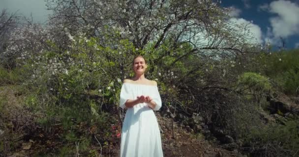 Leende Lycklig Kvinna Vandring Teide Nationalpark Teneriffa Februari Flicka Vit — Stockvideo