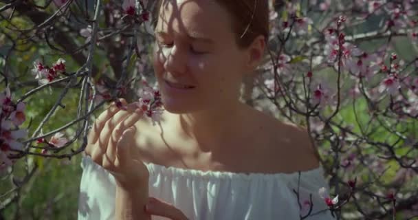 Přirozená Krása Mladé Ženy Těší Přírodu Jarním Jablečném Sadě Ruční — Stock video