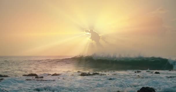 Fırtınalı Dalgalı Okyanus Günbatımına Karşı Bulutlu Gökyüzü Görkemli Güneş Işınları — Stok video