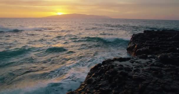 Queda Água Mar Rochas Durante Belo Pôr Sol Colorido Câmera — Vídeo de Stock