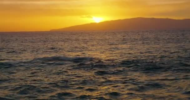 Superfície Mar Pequenas Ondas Contra Céu Dourado Pôr Sol Sol — Vídeo de Stock