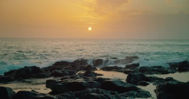 Zonsondergang Boven Oceaan Rustgevende Golven Tropische Strand Gele Kalmerende Schemering — Stockvideo