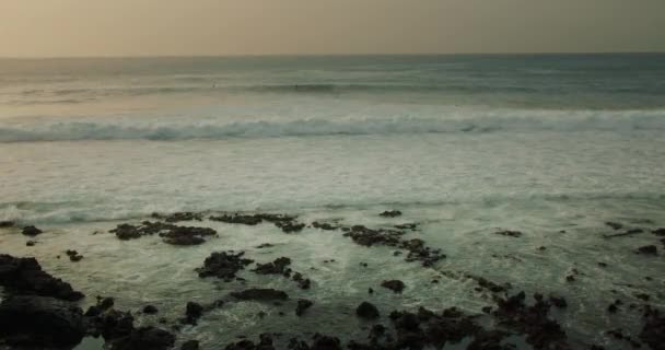 Широкі Океанські Хвилі Котяться Тропічному Скелястому Березі Буряча Морська Вода — стокове відео