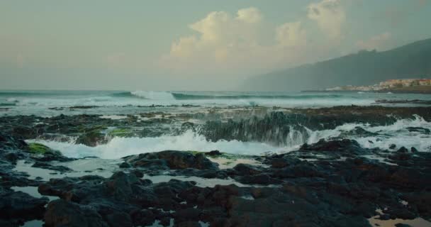 Praia Oceânica Rochosa Tropical Maré Baixa Contra Pôr Sol Céu — Vídeo de Stock