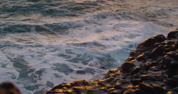 Mořské Šplouchání Naráží Kameny Zblízka Bílý Sprej Naráží Skal Velké — Stock video