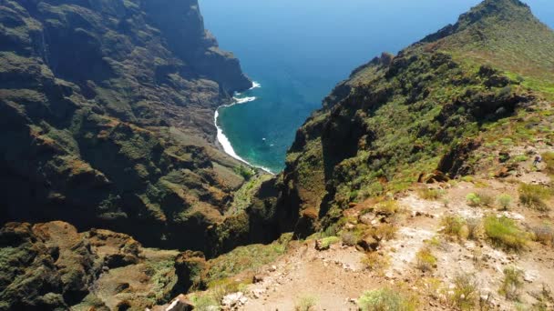 Luchtfoto Van Tenerife Bergen Groene Toppen Kliffen Rotsen Bergkammen Ongerept — Stockvideo